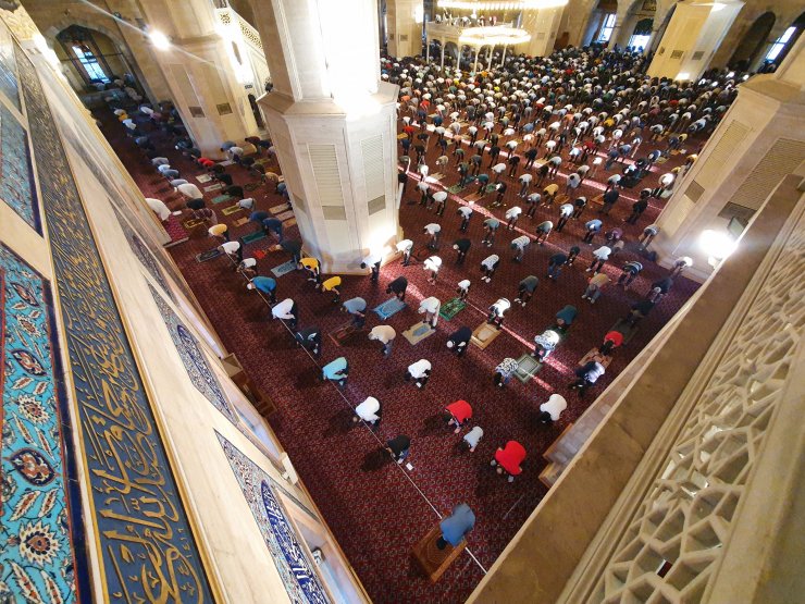 Adana'da Sosyal Mesafeli Bayram Namazı