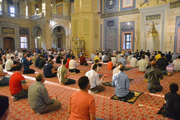 Adana'da Sosyal Mesafeli Bayram Namazı