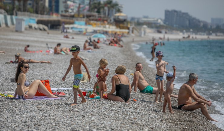 Antalya'da Turistler Sahili Doldurdu