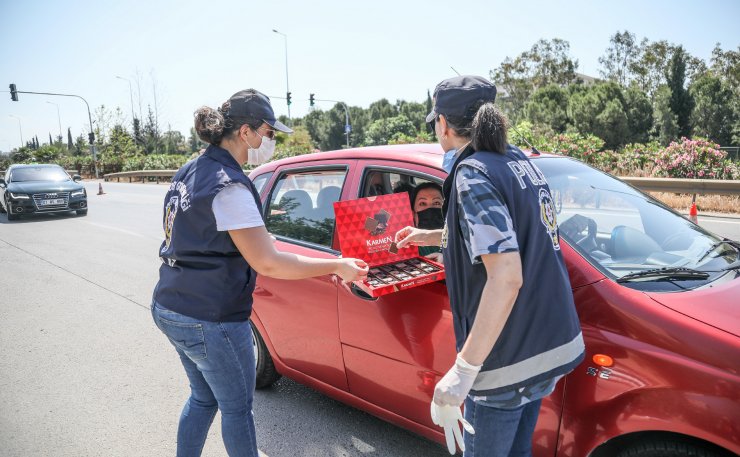 Denetimdeki Polislere Sürücüden Bayram Çikolatası