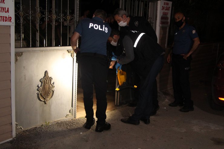 Adana’da Evinin Önünde Silahlı Saldırıya Uğradı