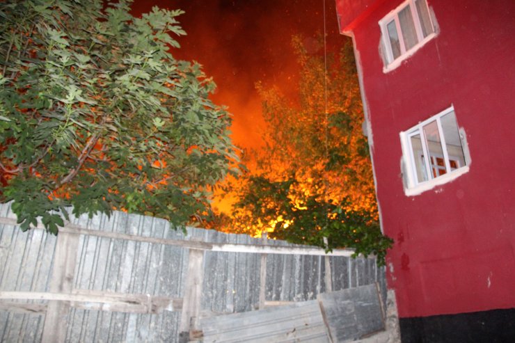 Adana'da Metruk Binada Çıkan Yangın Endişe Yarattı