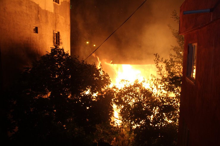 Adana'da Metruk Binada Çıkan Yangın Endişe Yarattı