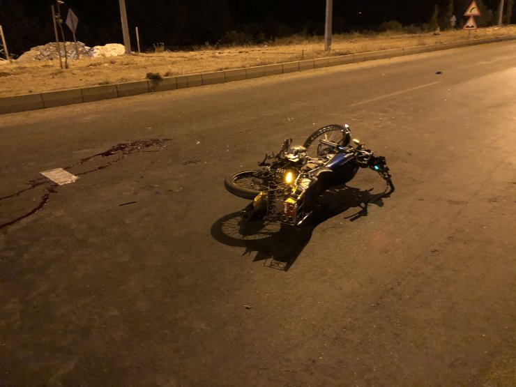 Motosikletle Çarpışan Kamyonet Sürücü Olay Yerinde Kaçtı: 1 Ölü, 1 Yaralı