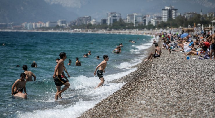 Tam Kapanma Bitti, Antalyalılar Sahile Akın Etti