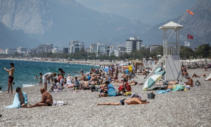 Tam Kapanma Bitti, Antalyalılar Sahile Akın Etti
