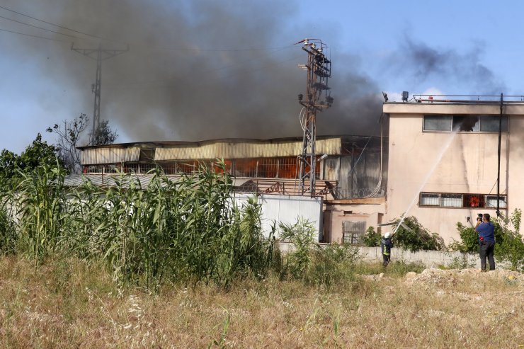 Antalya'da Otel Ekipmanları Satan Firmanın Deposunda Korkutan Yangın