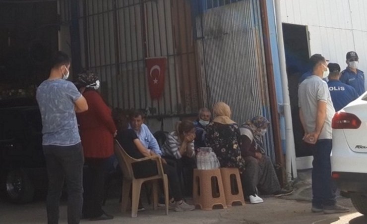 İş Yerinde Asılı Bulunan Oğlu İçin 'ben Sana Doyamadım' Diye Feryat Etti