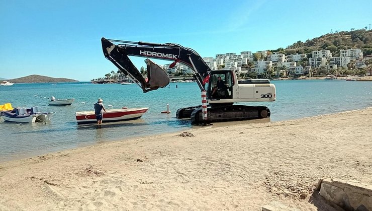 Kullandığı İş Makinesiyle Mavi Bayraklı Plaja Girip, Deniz Dibini Kazdı