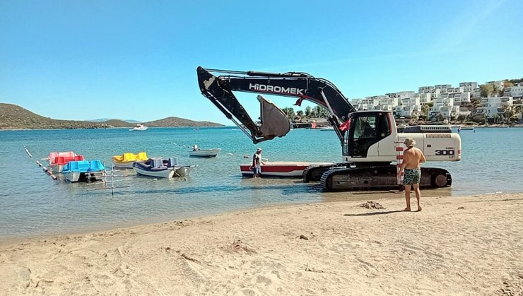 Kullandığı İş Makinesiyle Mavi Bayraklı Plaja Girip, Deniz Dibini Kazdı