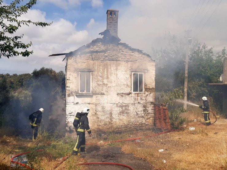 Oturduğu Evi Ateşe Verdi