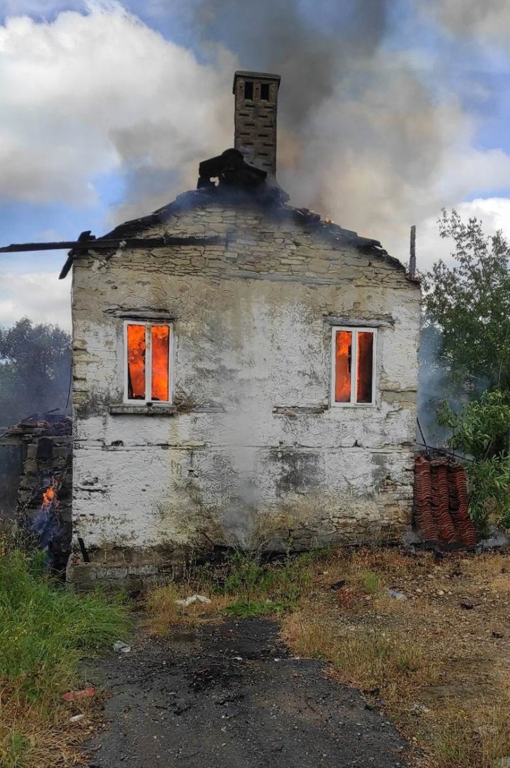 Oturduğu Evi Ateşe Verdi