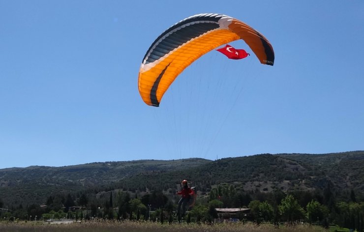 Paraşütçülerden Türk Bayraklı '19 Mayıs' Atlayışı