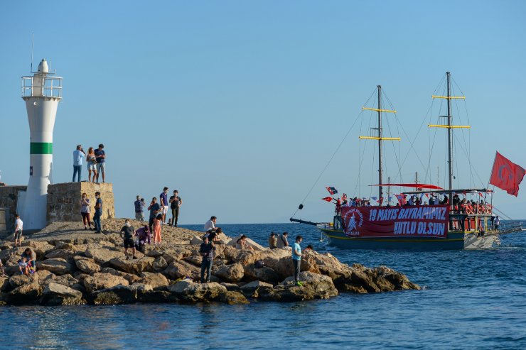 Antalya’da Denizde Ve Karada İstiklal Marşı Okundu