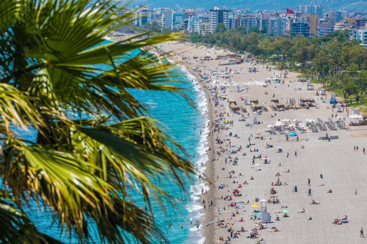 Antalya'da Vaka Sayısı Düştü, Sahiller Doldu