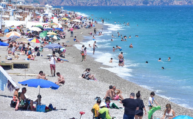 Antalya'da Vaka Sayısı Düştü, Sahiller Doldu