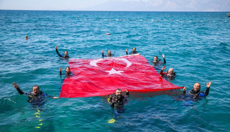 Dalgıçlardan Denizde Türk Bayraklı '19 Mayıs' Kutlaması 