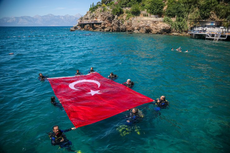 Dalgıçlardan Denizde Türk Bayraklı '19 Mayıs' Kutlaması 