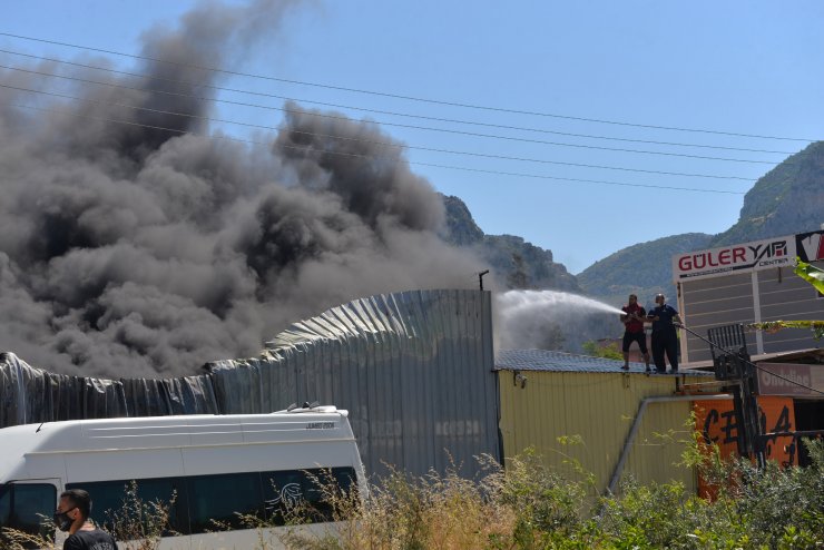 Hatay'da İzolasyon Ve Dekorasyon Atölyesinde Yangın (2)