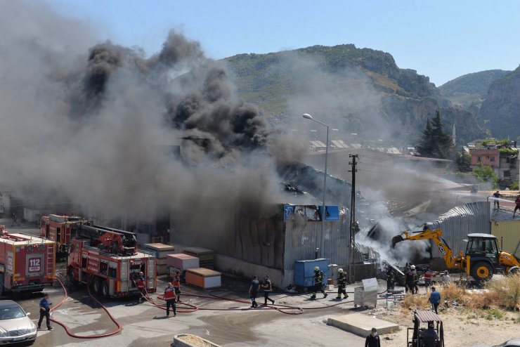 Hatay'da İzolasyon Ve Dekorasyon Atölyesinde Yangın (2)