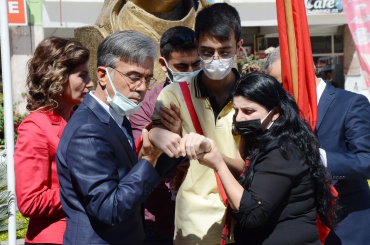 Törende Bayrak Taşıyan Öğrenci Tansiyonu Düşünce Fenalaştı