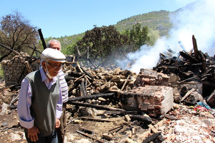 Yanan Evinin Enkazına Bakıp, '50 Yıllık Yuvam Yandı' Diyerek Ağladı