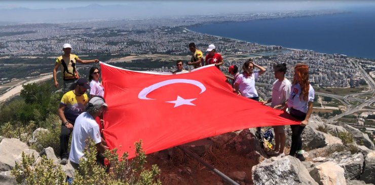 Zirvede Yıpranan Bayrağı Değiştirip, 19 Mayıs'ı Kutladılar