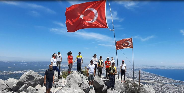 Zirvede Yıpranan Bayrağı Değiştirip, 19 Mayıs'ı Kutladılar