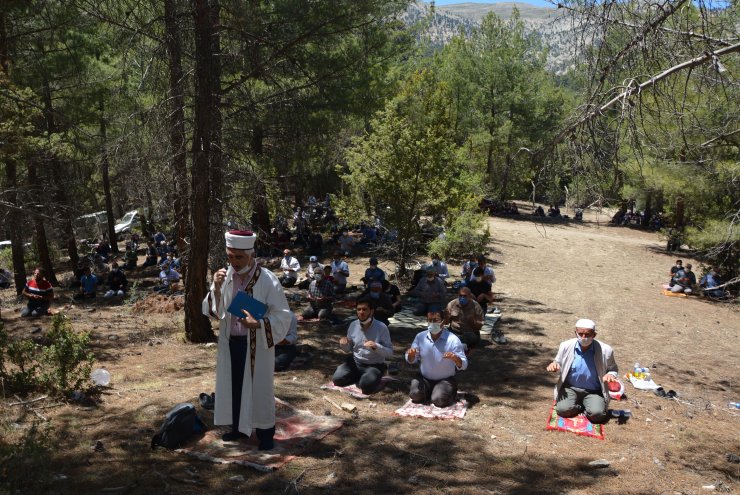 Antalya'da Mahalleli Yağmur Duasına Çıktı