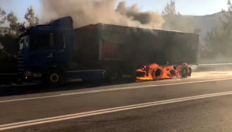 Lastiği Patlayan Toprak Yüklü Tır Yandı