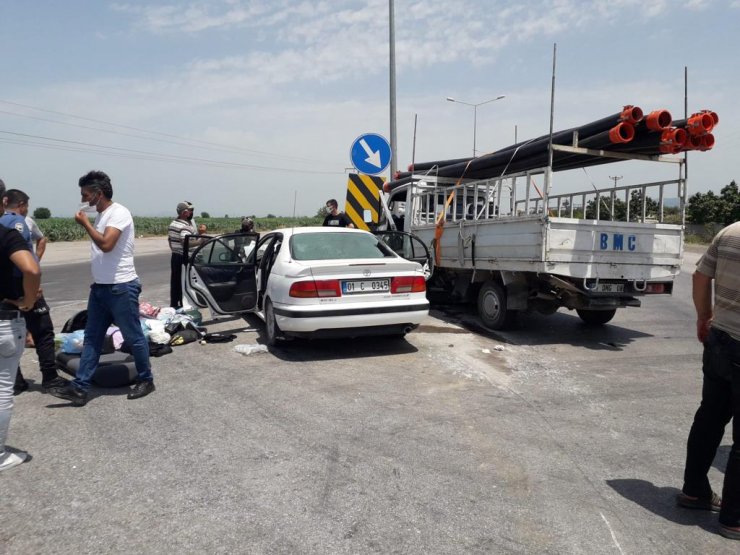 Adana'da Otomobil İle Kamyonet Çarpıştı: 1 Ölü, 3 Yaralı