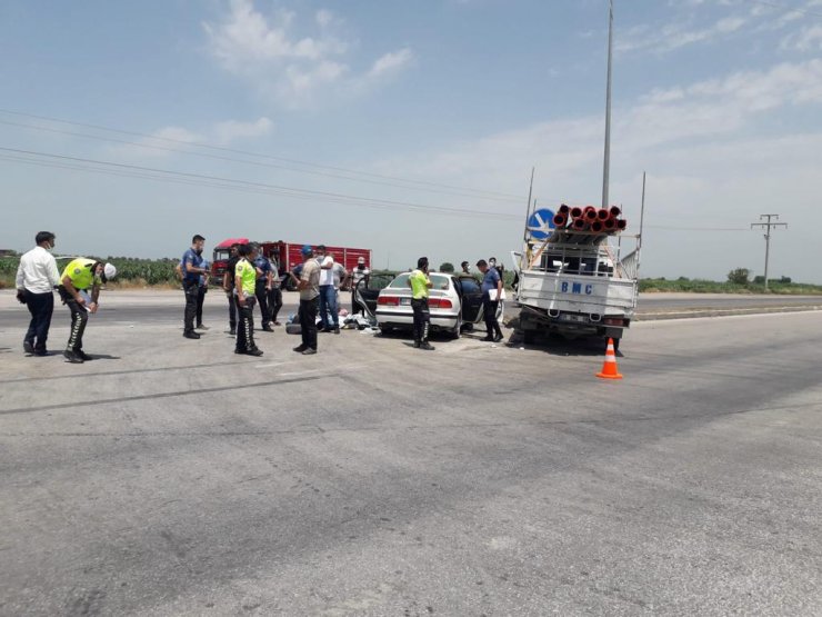 Adana'da Otomobil İle Kamyonet Çarpıştı: 1 Ölü, 3 Yaralı