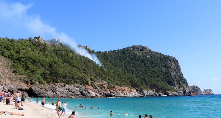 Alanya Kalesi Yakınında Orman Yangını; Plajdan Söndürme Çalışmalarını İzlediler