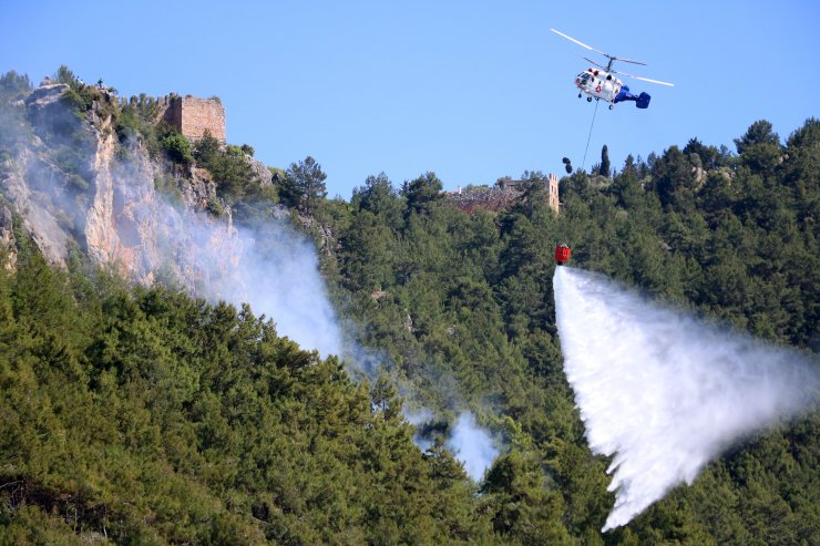 Alanya Kalesi Yakınında Orman Yangını; Plajdan Söndürme Çalışmalarını İzlediler