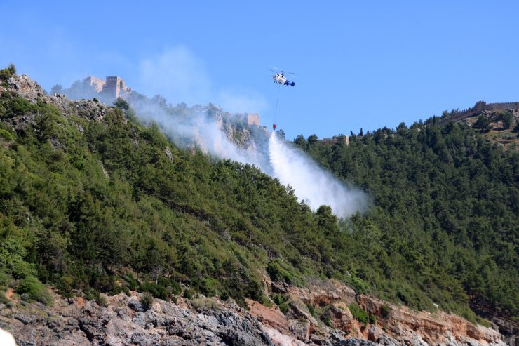 Alanya Kalesi Yakınında Orman Yangını; Plajdan Söndürme Çalışmalarını İzlediler