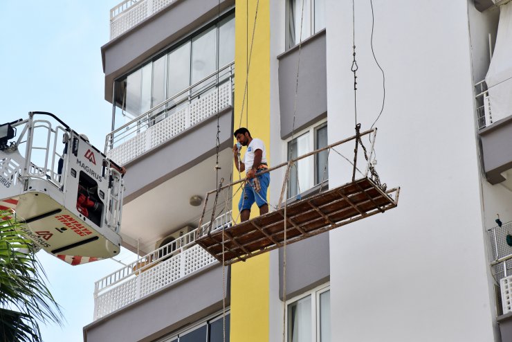 Binanın Dış Cephesindeki İskelede Mahsur Kalan Boyacıyı İtfaiye Kurtardı