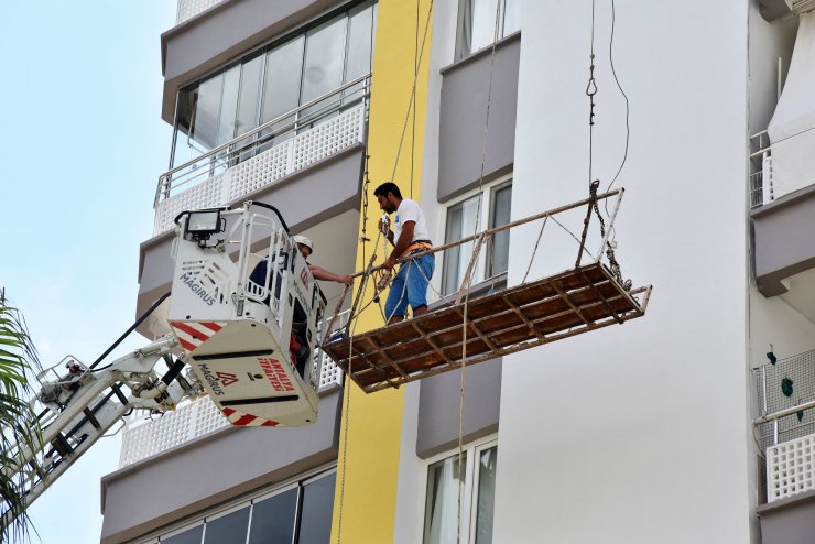 Binanın Dış Cephesindeki İskelede Mahsur Kalan Boyacıyı İtfaiye Kurtardı