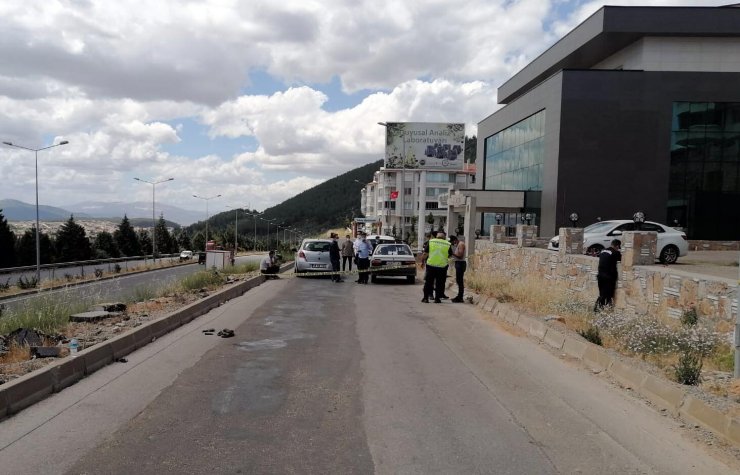 Boşanma Aşamasındaki Eşinin Amcasını Tabancayla, Kayınbiraderini De Darbederek Yaraladı