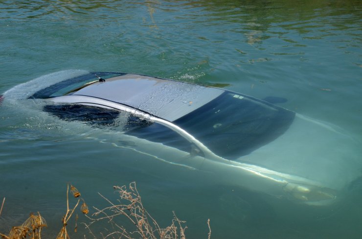 Sulama Kanalına Uçan Otomobilin Sürücüsü Yaralandı