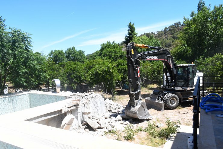 Eski Belediye Başkanı Eşinin Kaçak Villası Yıkılıyor