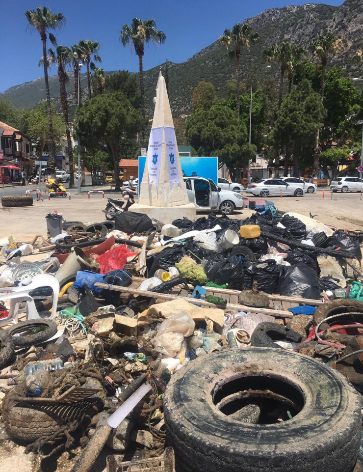 Kaş'ta Deniz Dibi Temizliğinde Çıkan Atıklar Şaşırttı