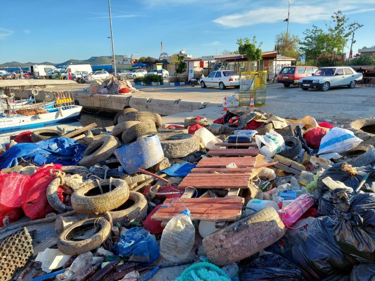 Kaş'ta Deniz Dibi Temizliğinde Çıkan Atıklar Şaşırttı