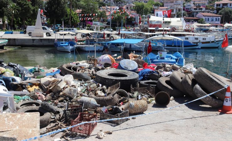 Kaş'ta Deniz Dibi Temizliğinde Çıkan Atıklar Şaşırttı