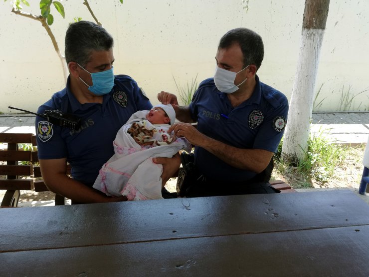 'maviş' Bebeği, Şapka Ve Maske Takıp Terk Etmiş