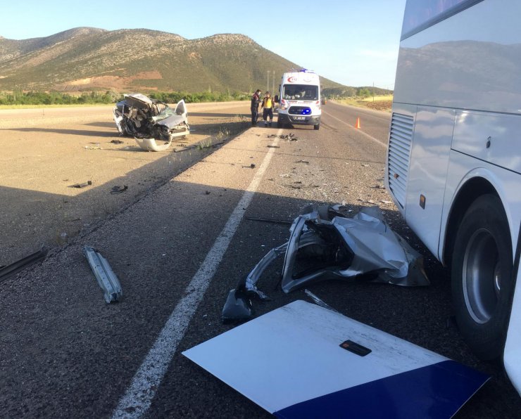 Isparta'da Yolcu Otobüsü Ve Hafif Ticari Araç Çarpıştı: 4 Yaralı