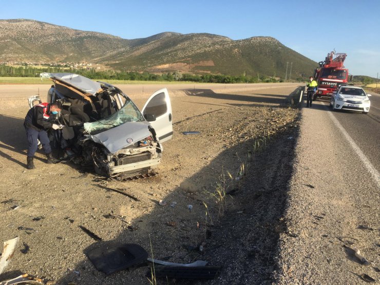 Isparta'da Yolcu Otobüsü Ve Hafif Ticari Araç Çarpıştı: 4 Yaralı