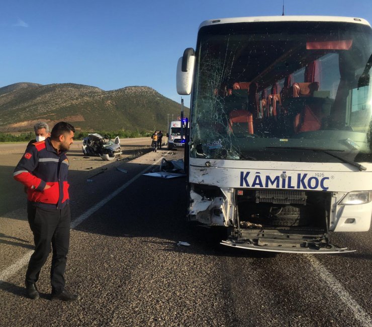 Isparta'da Yolcu Otobüsü Ve Hafif Ticari Araç Çarpıştı: 4 Yaralı