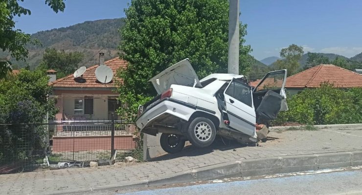 Beton Elektrik Direğine Çarpan Otomobil İki Parça Oldu