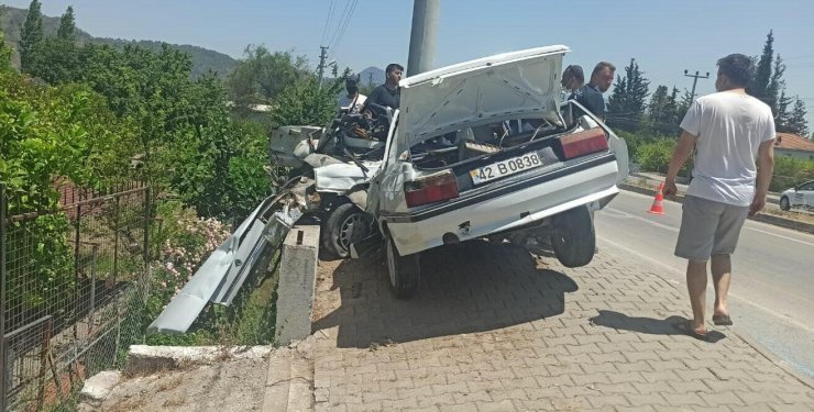 Beton Elektrik Direğine Çarpan Otomobil İki Parça Oldu