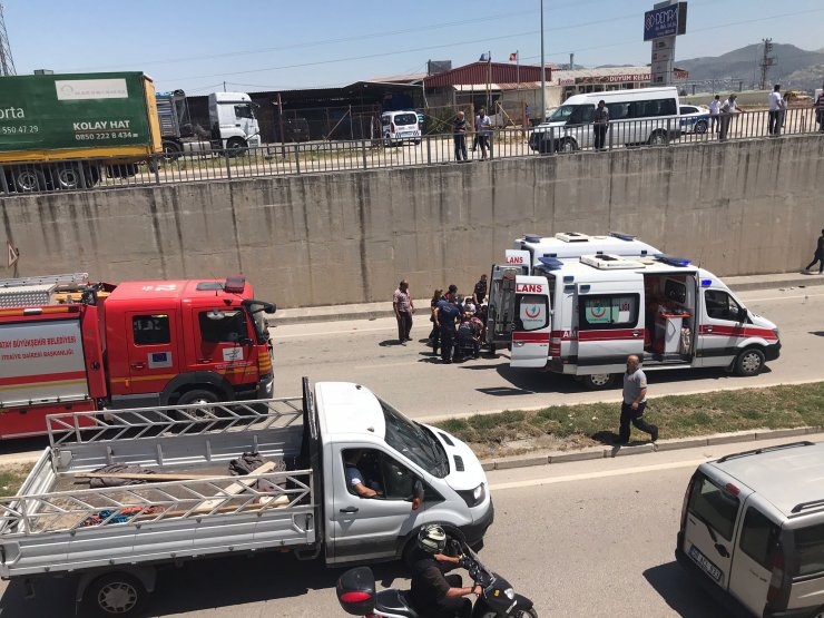 Hatay'da Minibüs Alt Geçide Düştü: 3 Jandarma Yaralı